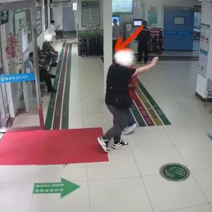 IM电竞官方入口-广州一男子胸痛捂着胸口独自就医，8分钟后正准备进手术室时突然心跳呼吸骤停！医生提醒：一定不要拖延